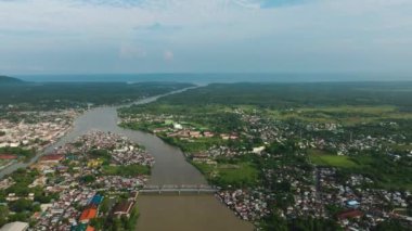 Cotabato City 'de köprüsü olan nehir kıyısındaki evler. Mindanao, Filipinler. Üst görünüm.
