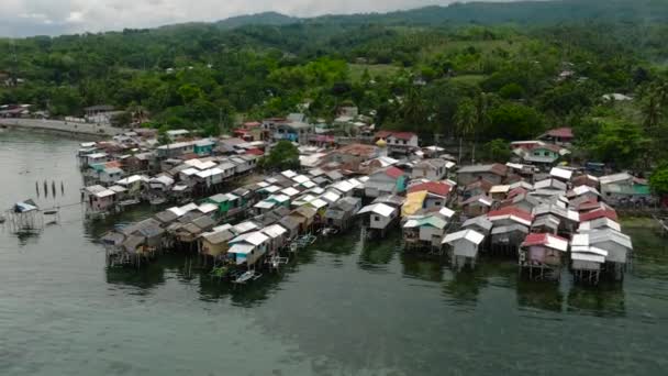 Łodzie Obok Domów Szczudły Położone Nad Wodą Zamboanga Czysta Woda — Wideo stockowe
