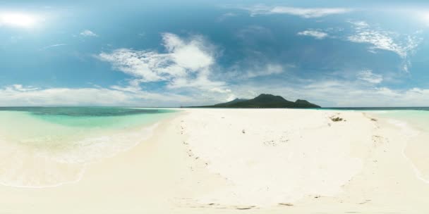 Tropický Bílý Ostrov Mořskými Vlnami Šplouchajícími Pobřeží Camiguin Filipíny 360 — Stock video