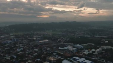Bulutlu günbatımının altında ticari binalarla Davao City 'de hava araştırması. Mindanao, Filipinler.