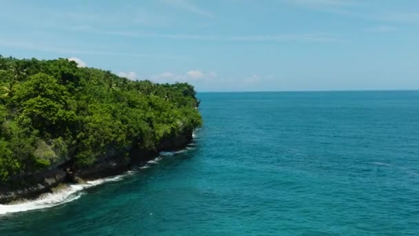 Ωκεάνια Κύματα Συντρίβονται Στο Παράκτιο Γκρεμό Του Νησιού Σαμάλ Νταβάο — Αρχείο Βίντεο