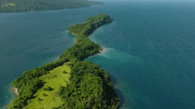 Mavi okyanusla çevrili kayalık kıyı şeridi olan küçük bir ada. Samal Adası. Davao, Filipinler.