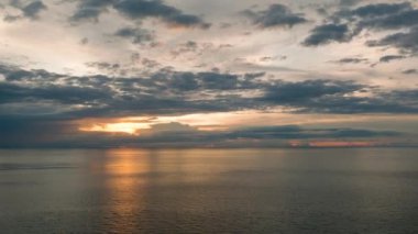 Günbatımının denize yansıdığı tropik bir manzara. Filipinler 'deki Camiguin Adası.