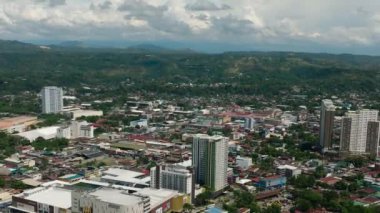 Cagayan de Oro City 'deki ticari binaların en üst görüntüsü. Kuzey Mindanao, Filipinler.