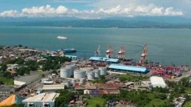 Misamis Oriental, Cagayan de Oro 'da kargo gemisi olan liman. Mindanao, Filipinler.