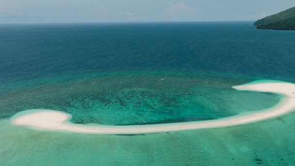 Čistá Nazelenalá Voda Bílém Ostrově Modré Moře Vlny Camiguin Filipíny — Stock video