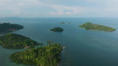 Zamboanga, Filipinler 'deki tropik ada ve mavi deniz. Deniz Burnu.