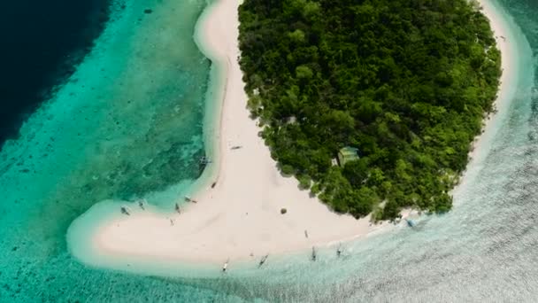 Turkuaz Suda Güneş Işığının Yansımasıyla Küçük Adanın Üzerinde Uçmak Mantigue — Stok video