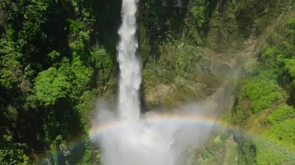 Cascadas Sobre Arco Iris Con Hermosas Salpicaduras Agua Niebla Lago — Vídeos de Stock