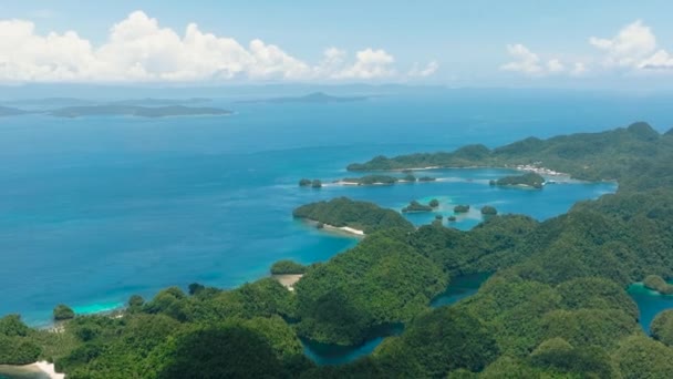 Kilátás Trópusi Szigetre Tökéletes Napon Kék Óceán Hullámokkal Kék Felhőkkel — Stock videók