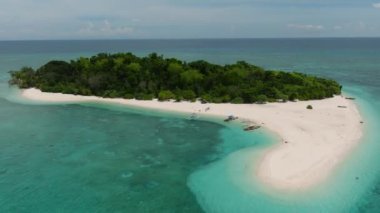 Mantigue Adası 'ndaki kumsalların ve beyaz plajların havadan görüntüsü. Mavi gökyüzü ve bulutlar. Camiguin, Filipinler.
