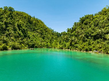 Tropikal adadaki turkuaz gölde ilerliyoruz. Tinago Adası. Filipinler.