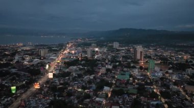 Geceleri ışıklar titreşen modern bir şehir. Cagayan de Oro. Mindanao, Filipinler. Şehir manzarası.