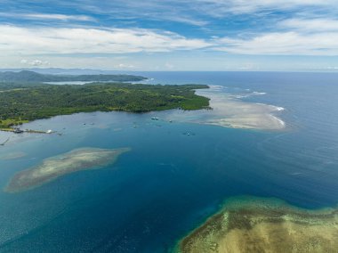 Tropikal ada ve mercanlı bariyer resifleri, turkuaz su, mavi deniz. Mindanao, Filipinler. Deniz Burnu.