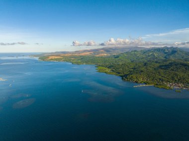Derin mavi denizi olan tropikal adanın en üst manzarası. Mindanao, Filipinler. Deniz Burnu.