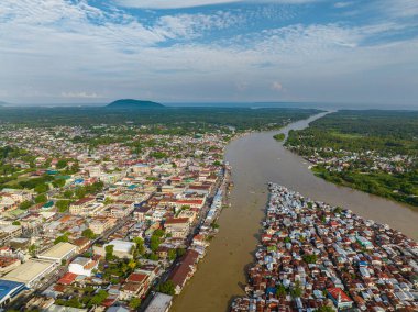 Mindanao 'daki Bağımsız Şehir ve Nehir' in kuş bakışı görüntüsü. Cotabato Şehri, Filipinler. Şehir manzarası.