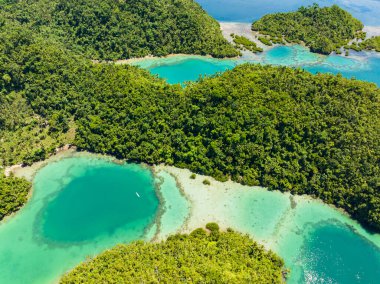 Turkuaz lagün ve dağ tepeleriyle çevrili tropikal adalarda bir sahil. Mindanao, Filipinler. Deniz Burnu.