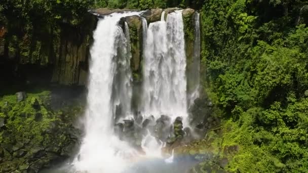 Regenbogen Über Dem Wasserplätschern Der Limunsudan Falls Mindanao Philippinen — Stockvideo