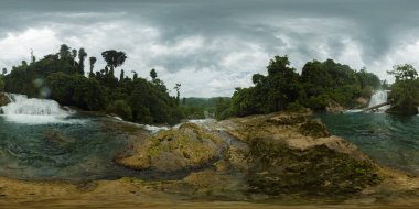 Dağ ormanında tropik şelaleler. Aliwagwag Şelalesi. Mindanao, Filipinler. VR 360.