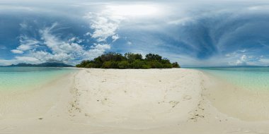 Mantigue Adası 'nda dalgalar ve beyaz kumsallar. Mavi gökyüzü ve bulutlar. Camiguin, Filipinler. VR 360.