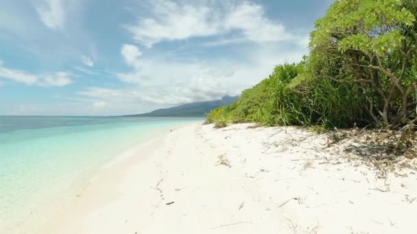白い砂浜と波で孤立した島 マンティグ島 ブルースカイと雲 カミーギン フィリピン — ストック動画
