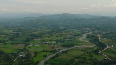 Tarım arazileri ve nehirler dağ eyaletinin üzerinde. Mavi gökyüzü ve bulutlar. Mindanao, Filipinler.