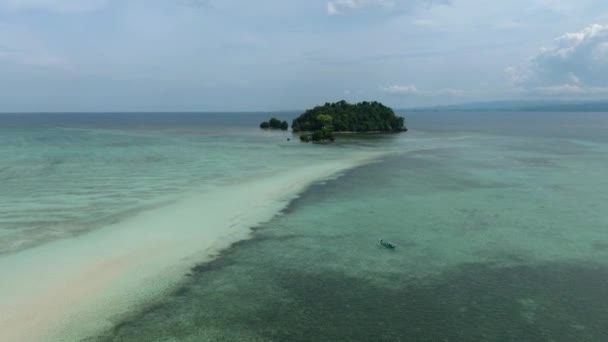 Ilhas Tropicais Rodeadas Por Água Azul Transparente Barcos Flutuar Costa — Vídeo de Stock
