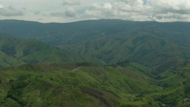 上からの森で覆われた山の頂上 山々は熱帯雨林 青空を雲で覆っていた ミンダナオ フィリピン — ストック動画