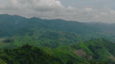 Yukarıdan ormanla kaplı dağ zirveleri. Dağların yamaçlarında hep yeşil bitkiler olur. Mindanao, Filipinler.