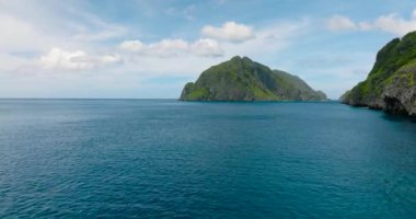 Tapiutan Adası ve Matinloc Adası 'nın ortasında Mavi Deniz. El Nido, Palawan. Filipinler.