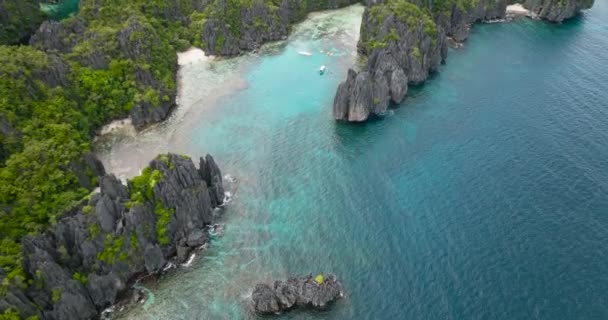Átlátszó Tengervíz Hajókkal Kajakkal Miniloc Szigetén Nido Palawan Fülöp Szigetek — Stock videók