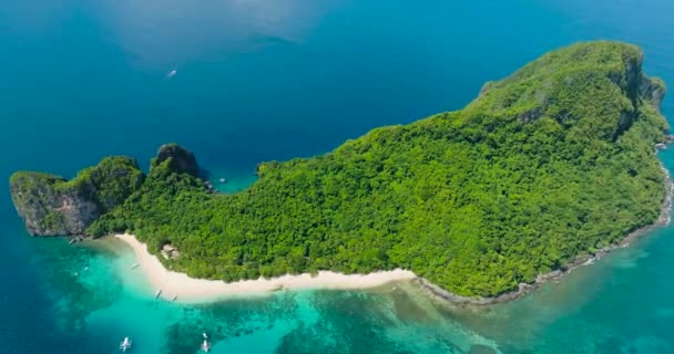 Turkuaz Deniz Suyunun Üzerinde Tekneler Helikopter Adası Ndaki Sandy Plajı — Stok video
