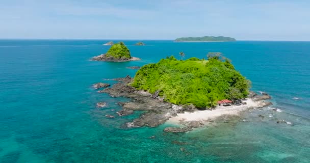 Bolog Adaları Nda Okyanus Dalgaları Olan Rocky Sahili Nido Palawan — Stok video