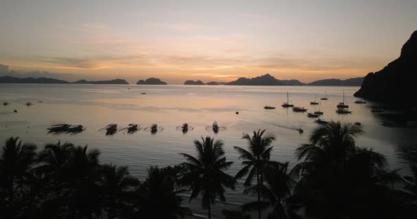 コロンコーンビーチの夕暮れのパノラマビューには 海を渡るヤシの木やボートがあります エルニド パラワン フィリピン — ストック動画
