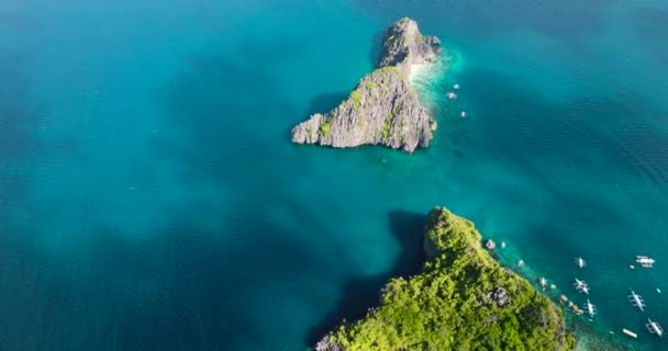 Twin Rocks Ostrově Miniloc Lodě Nad Mořem Nido Filipíny Palawan — Stock video