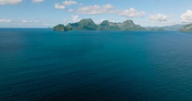 Mavi denizle çevrili tropikal adaların havadan görünüşü. El Nido. Palawan, Filipinler.