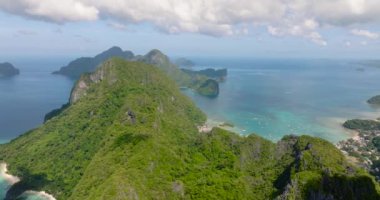 Plajları ve evleri olan El Nido. Mavi gökyüzü ve bulutlar. Palawan 'da. Filipinler.