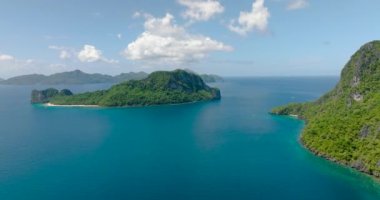 Kumlu bir helikopter adası. El Nido 'daki Cadlao Adası. Palawan, Filipinler.