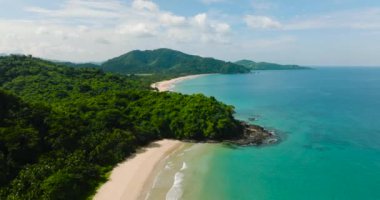 Kumlu sahilde güzel okyanus dalgaları. El Nido, Palawan 'daki Mariposa Sahili ve Duli Sahili. Filipinler.
