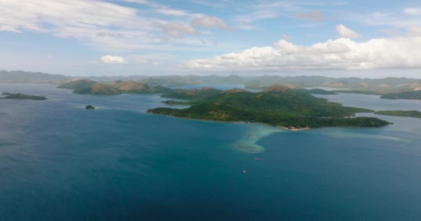 コロンの島の上からの眺め ブルースカイと雲 パラワン フィリピン — ストック動画