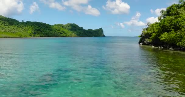 热带岛屿的绿松石海水和珊瑚 蓝天白云El Nido 菲律宾巴拉旺 — 图库视频影像
