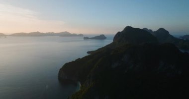 El Nido, Palawan 'da alacakaranlıkta Islands' ın insansız hava aracı görüntüsü. Filipinler.
