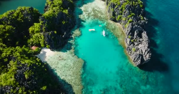 Witte Zandstrand Turquoise Lagunes Met Boot Kajak Miniloc Island Nido — Stockvideo