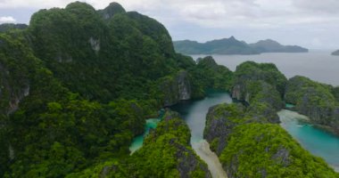 Miniloc Adası 'ndaki Büyük Göl ve Küçük Göl' ün güzel manzarası. El Nido, Palawan. Filipinler.