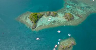 Siete Pecados 'ta turist tekneleri olan mavi deniz. Coron, Palawan. Filipinler.