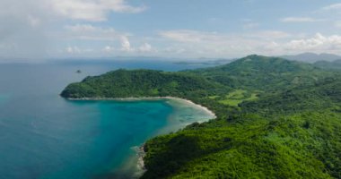 El Nido 'da mavi deniz ve sahil. Mavi gökyüzü ve bulutlar. Palawan, Filipinler.