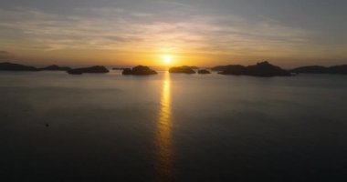El Nido 'daki güzel günbatımı olan adaların insansız hava aracı manzarası. Palawan 'da. Filipinler.