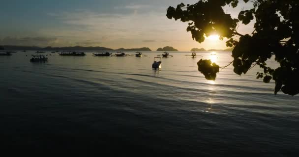 コロンコーンビーチのボートのグループは 葉を通して日没ビュー エルニド パラワン フィリピン — ストック動画
