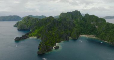 Miniloc Adası 'nın sahil şeridinde beyaz kumsalda tekneler. El Nido, Palawan. Filipinler.