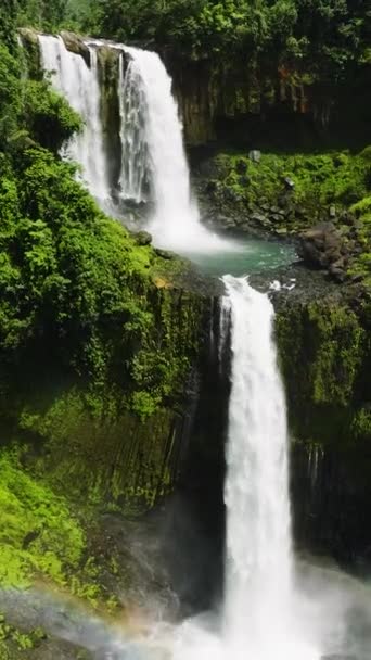 Свежая Холодная Вода Водопадов Филиппинах Лимунсуданский Водопад Минданао Вертикальный Вид — стоковое видео